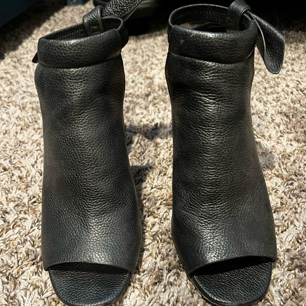 Kate Spade black leather peep toe mule heel. With bow. Size 8